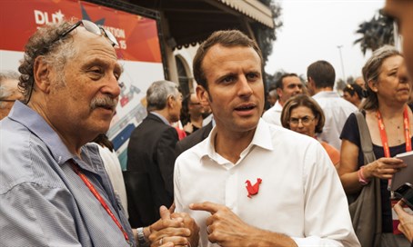 French Economy Minister Emmanuel Macron (R)