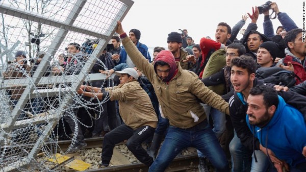 http://yalibnan.com/wp-content/uploads/2016/03/Refugees-break-through-a-barbed-wire-fence-Greek-border-with-Macedonia-Feb-262016-e1457404276225.jpg