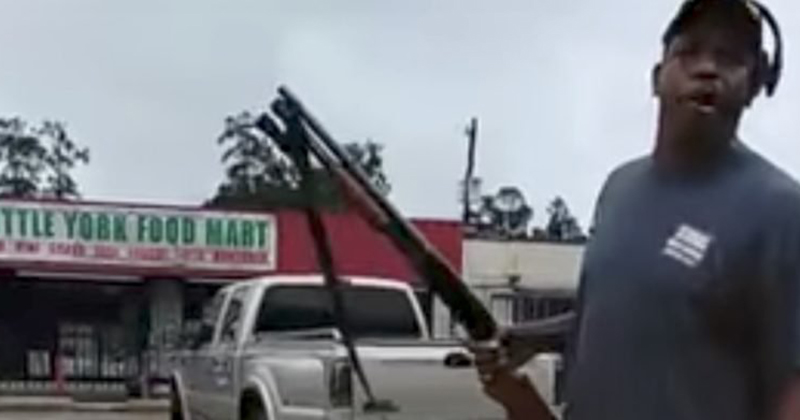 Watch How Alleged Houston Looters React When Confronted by Armed Man Claiming to Be Ex-SWAT Deputy